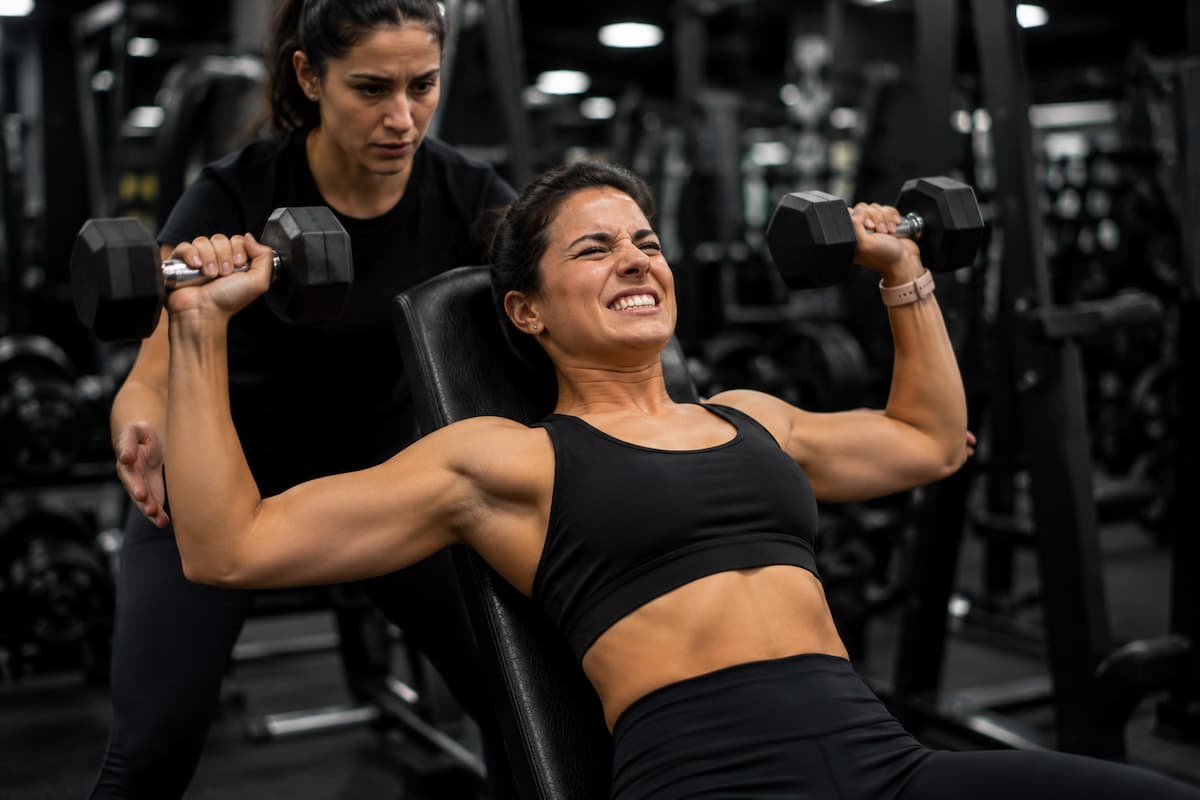 homem realizando treino de musculação